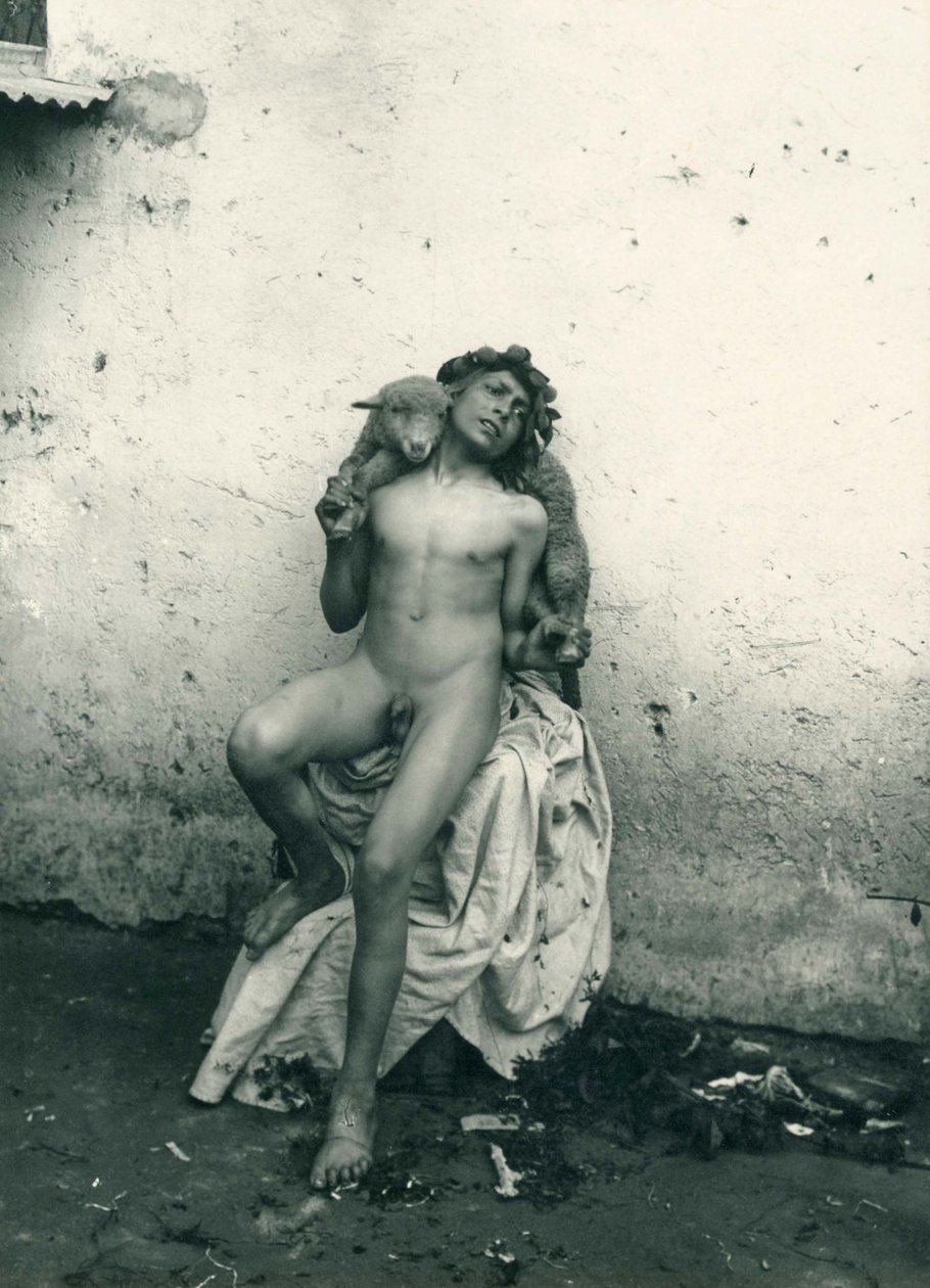 Młody chłopiec trzymający owcę, Sycylia, ok. 1899 r. (zdjęcie czarno-białe) autorstwa Wilhelm von Gloeden