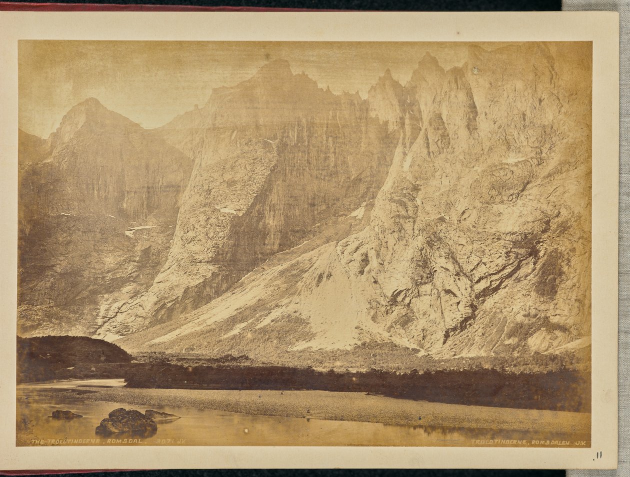 Trolltinderne, Romsdal autorstwa Wiliam Dobson Valentine