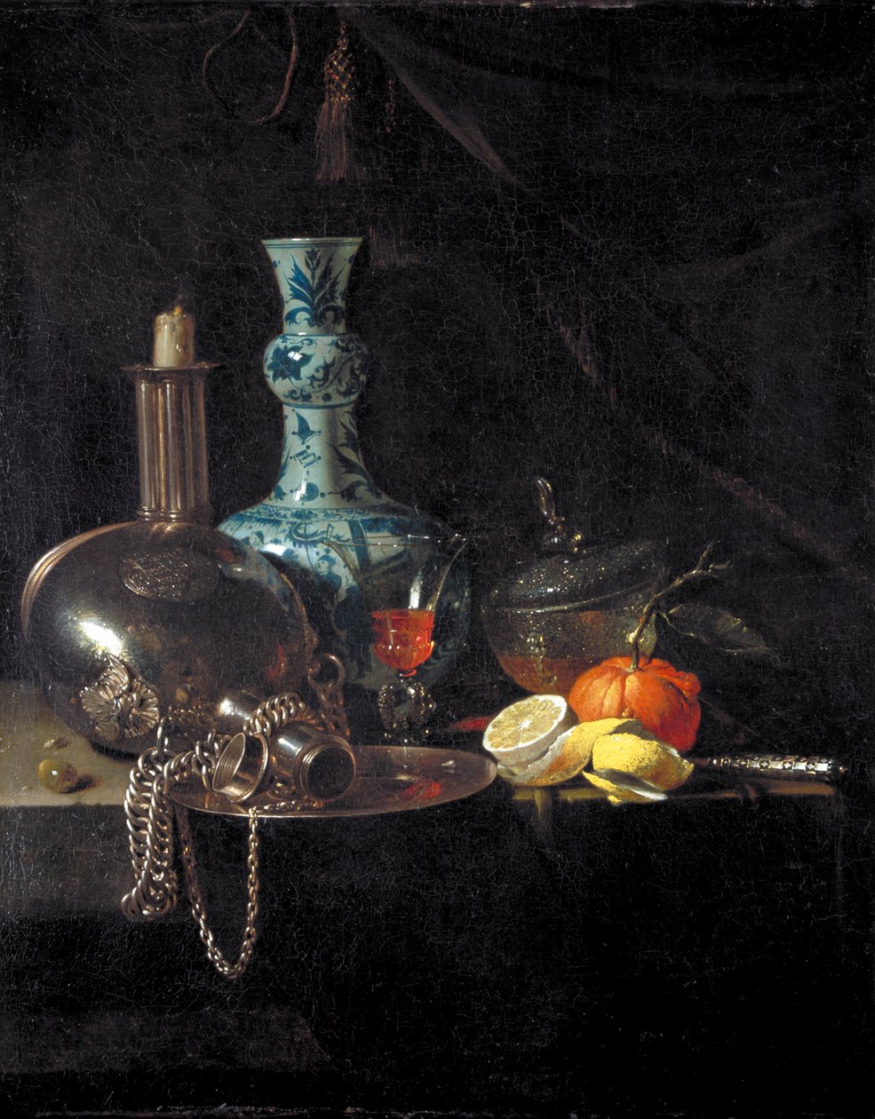 „Martwa natura z flaszką pielgrzyma, świecznikiem, porcelanową wazą i owocami”, XVII w. autorstwa Willem Kalf