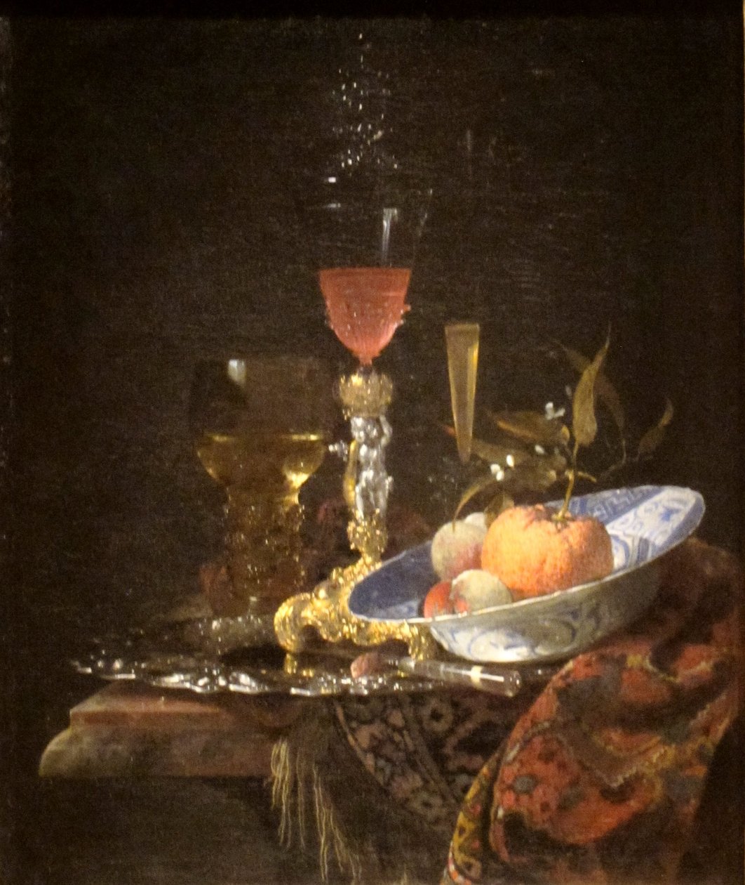 Kieliszek do wina i miska owoców autorstwa Willem Kalf