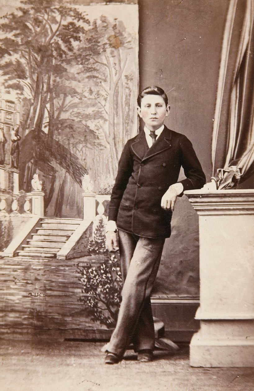 Studio portret młodego mężczyzny przed malowanym tłem schodów i ogrodu autorstwa William Bentley