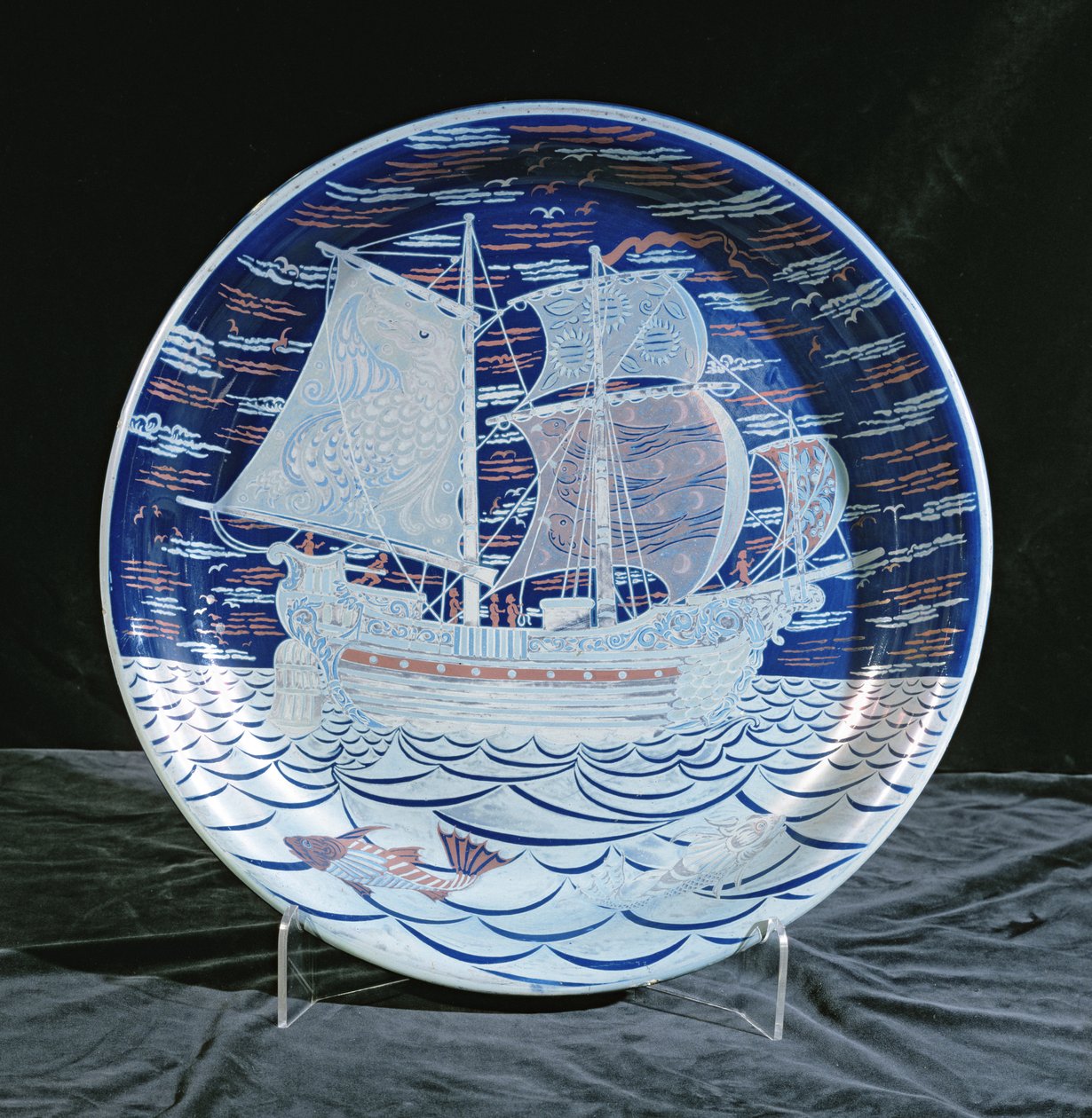 Ładowarka o srebrnym połysku z galeonem płynącym po srebrnym połysku morskim (ceramiczna) autorstwa William de Morgan
