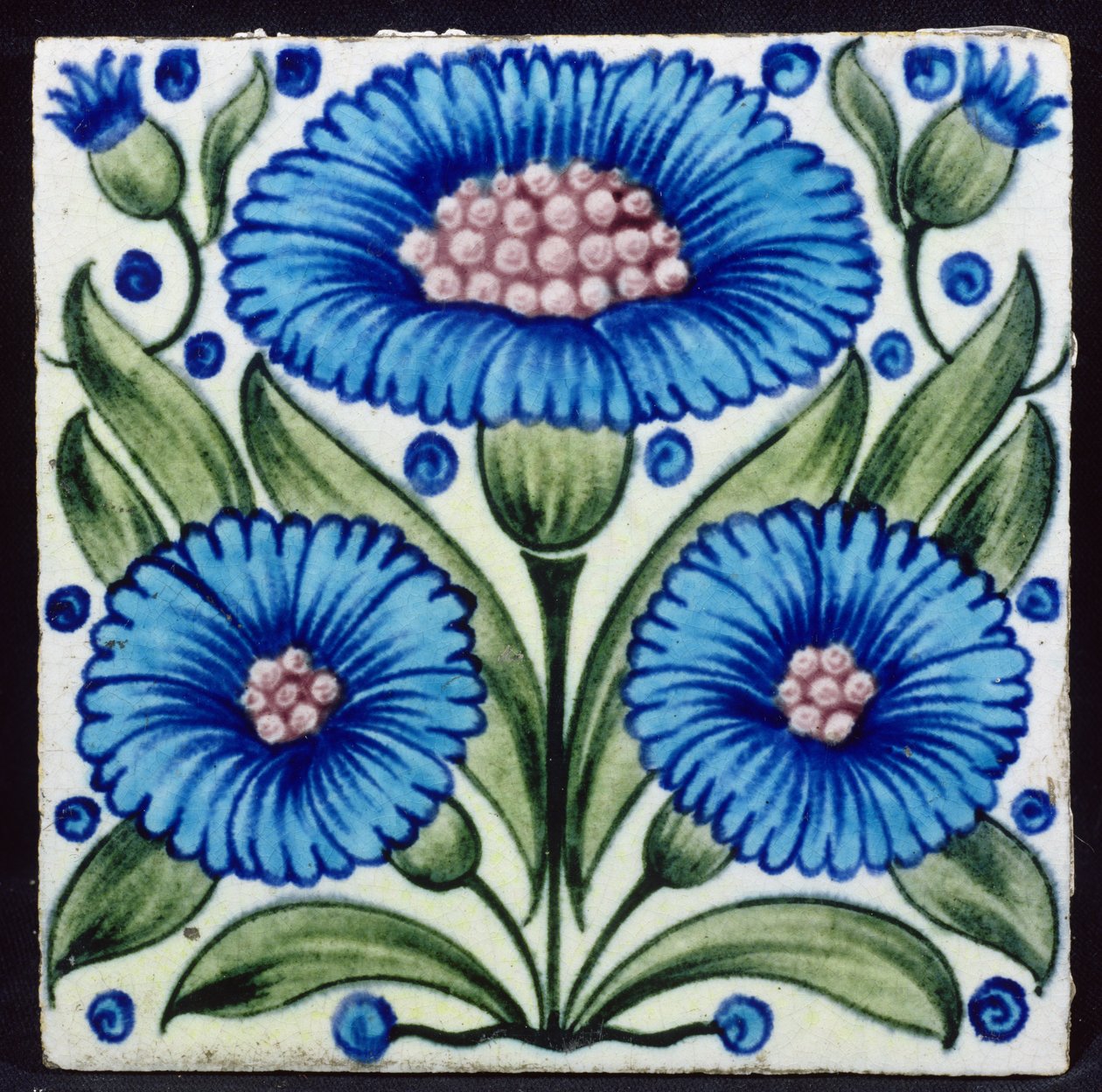 Płytka z motywem kwiatowym w stylu perskim (ceramiczna) autorstwa William de Morgan