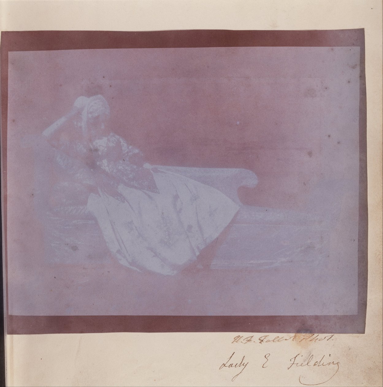 (Lady Elizabeth Fielding na krześle perkalowym) autorstwa William Henry Fox Talbot