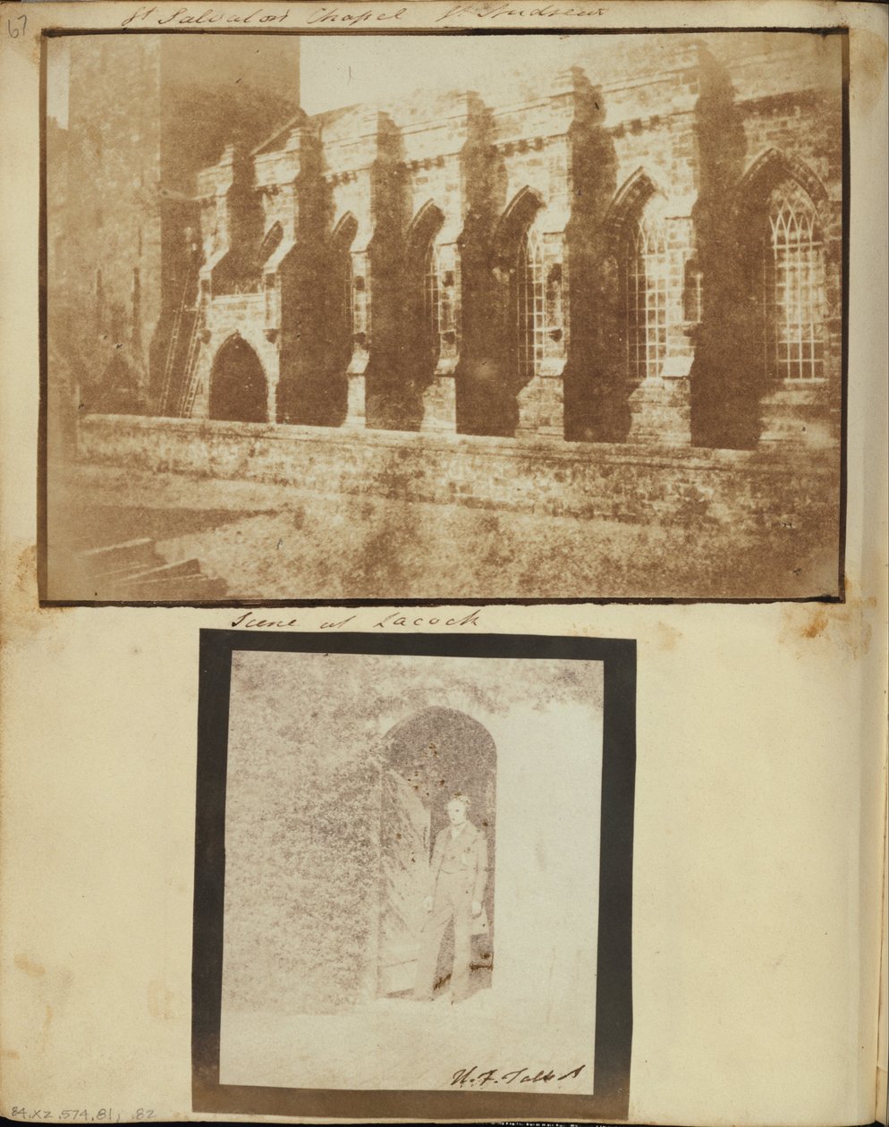 Mężczyzna stojący w drzwiach w opactwie Lacock autorstwa William Henry Fox Talbot