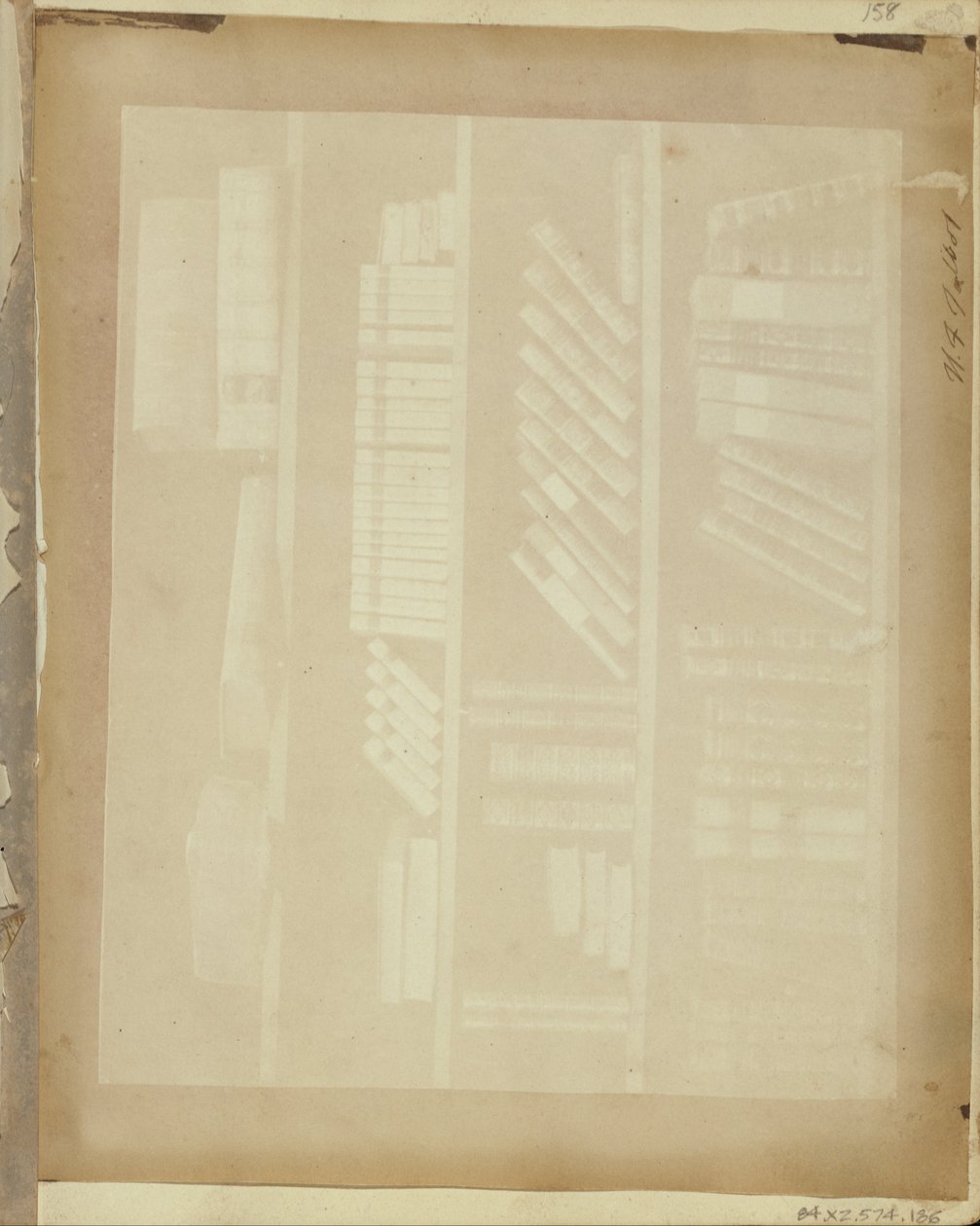 Książki na czterech półkach. autorstwa William Henry Fox Talbot