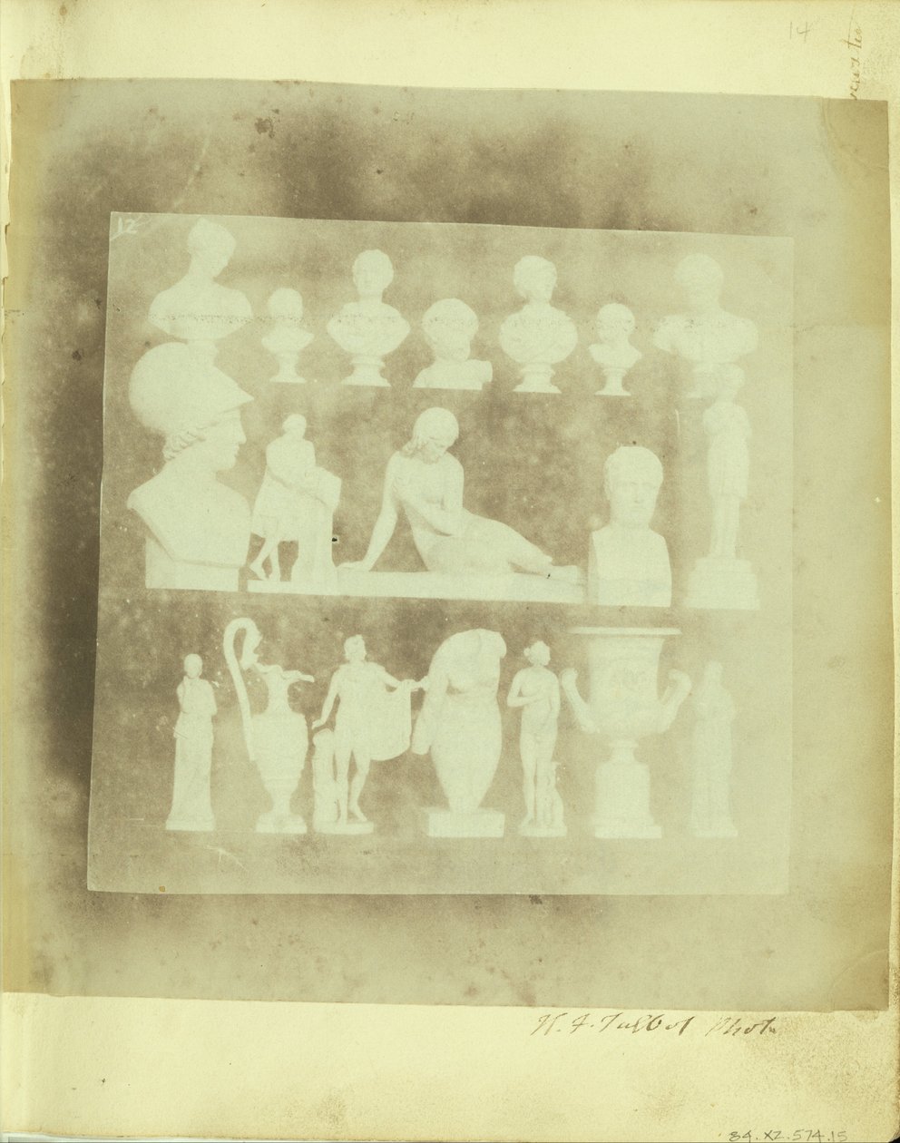 Rzuca na trzy półki na dziedzińcu opactwa Lacock) autorstwa William Henry Fox Talbot
