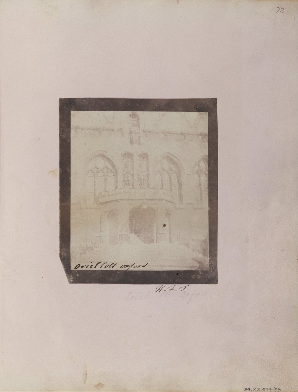Ganek we frontowym dziedzińcu Oriel College w Oksfordzie. autorstwa William Henry Fox Talbot