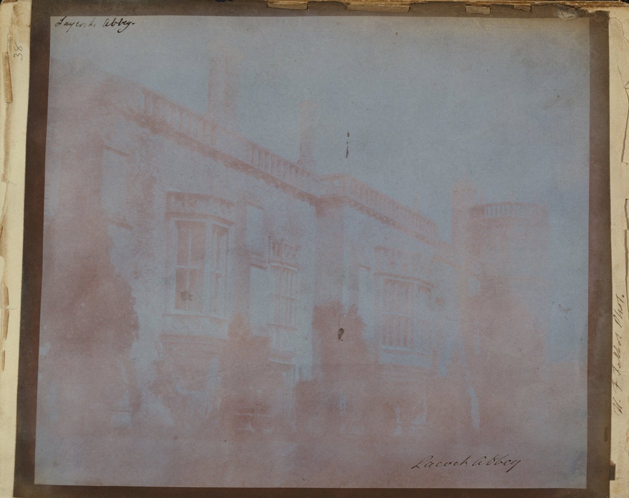 Południowy front opactwa Lacock z wieżą Sharingtons. autorstwa William Henry Fox Talbot