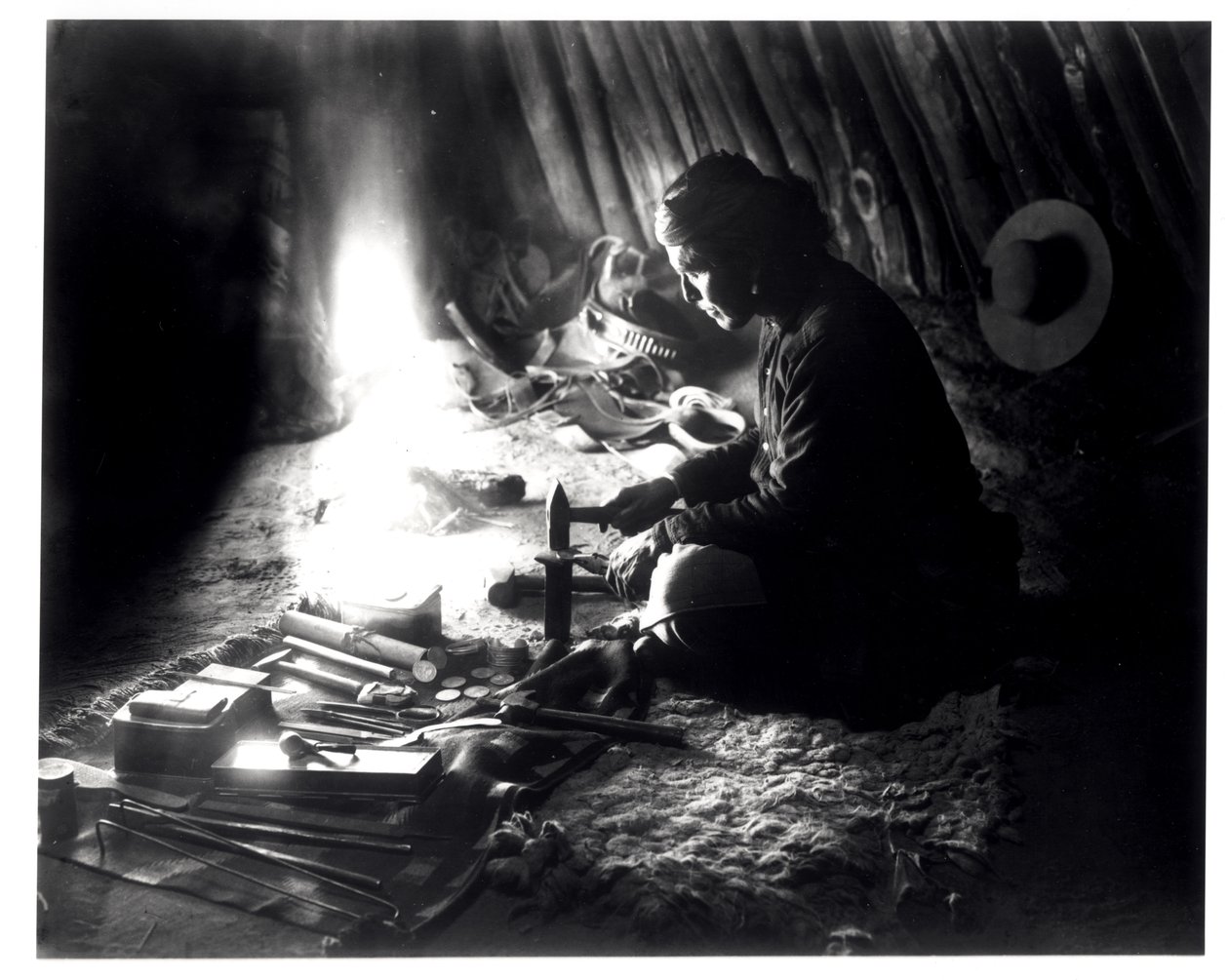 Złotnik Navajo, ok. 1915 autorstwa William Carpenter