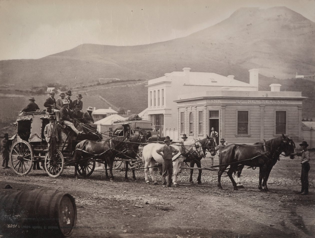 (trener Cobb and Co., Palmerston, Otago) autorstwa William P. Hart