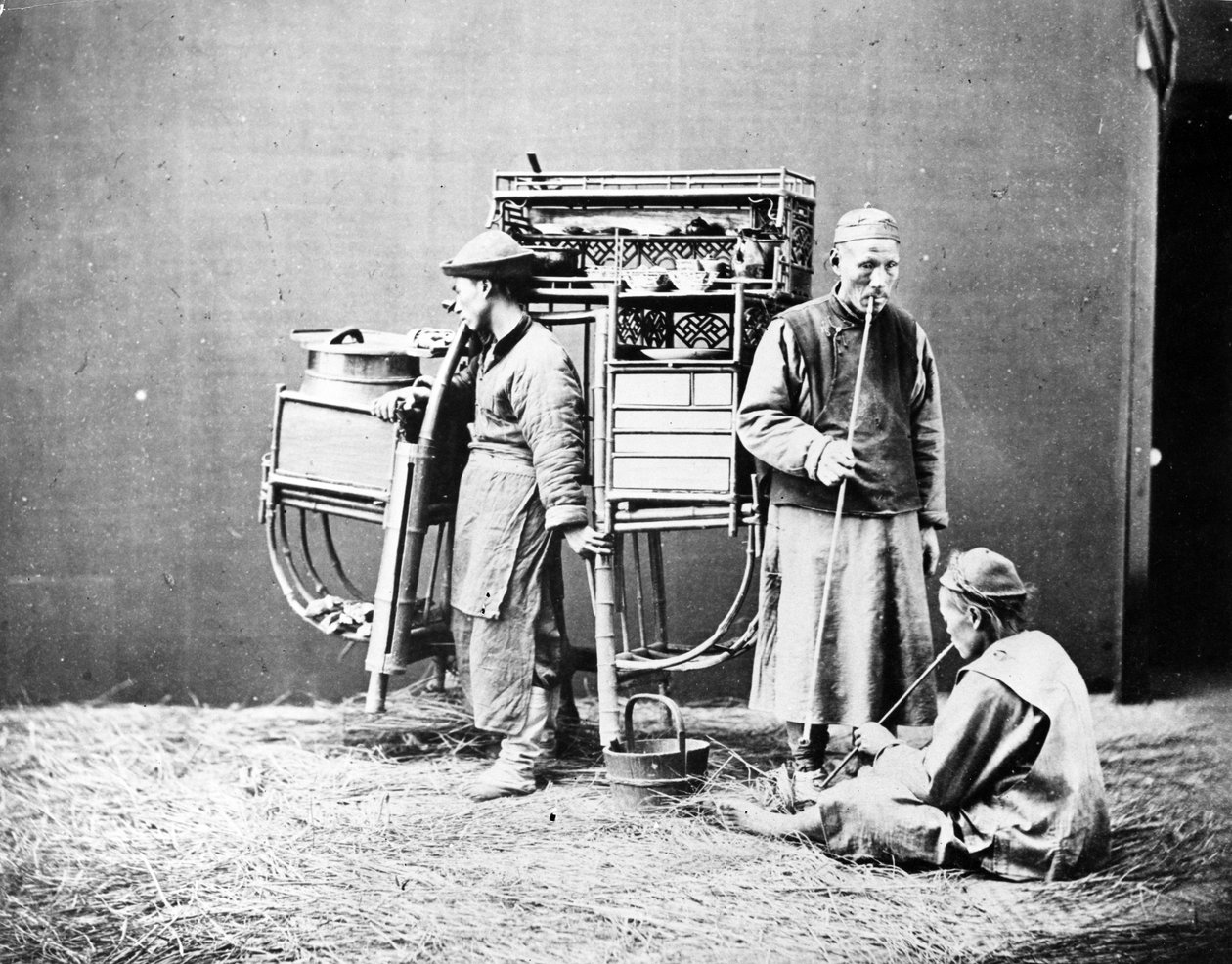 Pozowany portret ulicznego sprzedawcy żywności, ok. 1875 r. autorstwa William Saunders