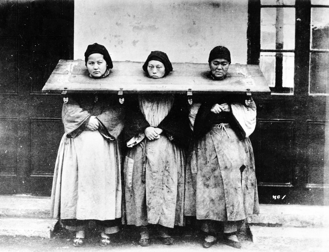 Kara za lekkie zbrodnie, Chiny, ok. 1880 r. autorstwa William Saunders