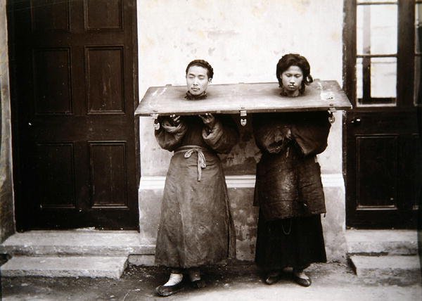 Chińscy skazani, c.1880 (albumen) autorstwa William (attr. to) Saunders