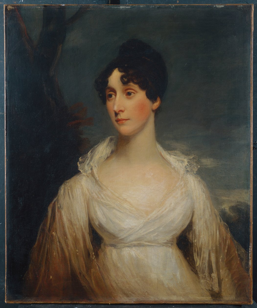 Portret siedzącej kobiety, do połowy długości, ubranej w białą sukienkę autorstwa William Beechey