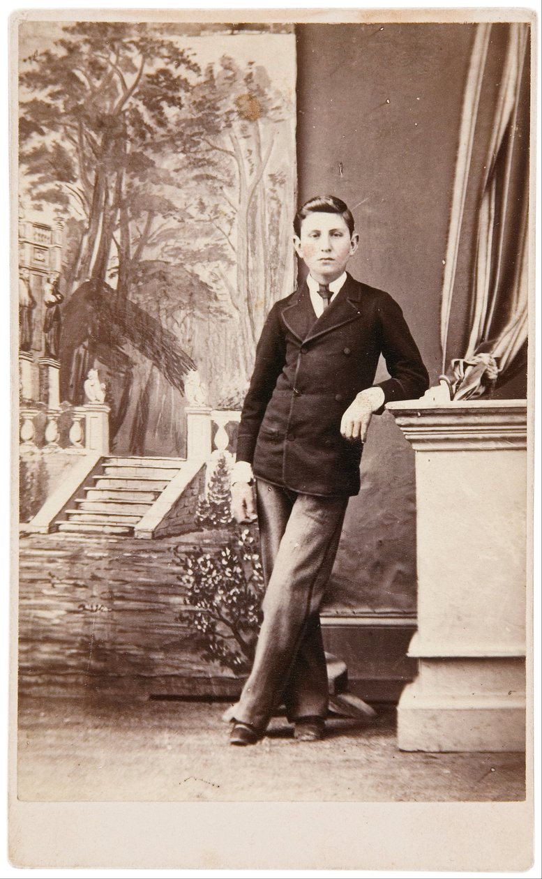 Studio portret młodego mężczyzny przed malowanym tłem schodów i ogrodu autorstwa William Bentley