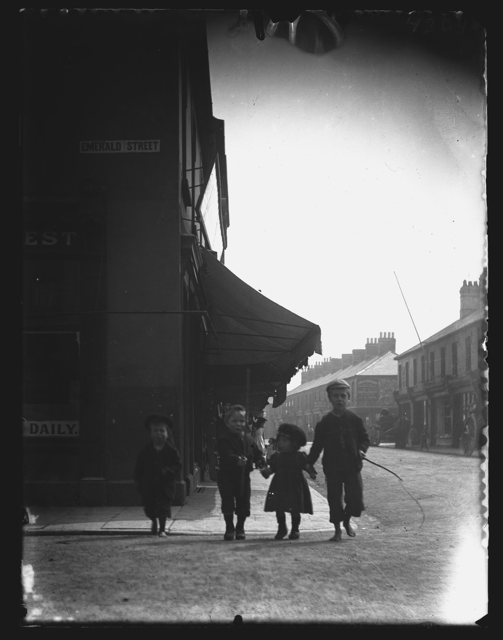 Emerald Street, Cardiff, lata 90. lub XX wieku. autorstwa William Booth