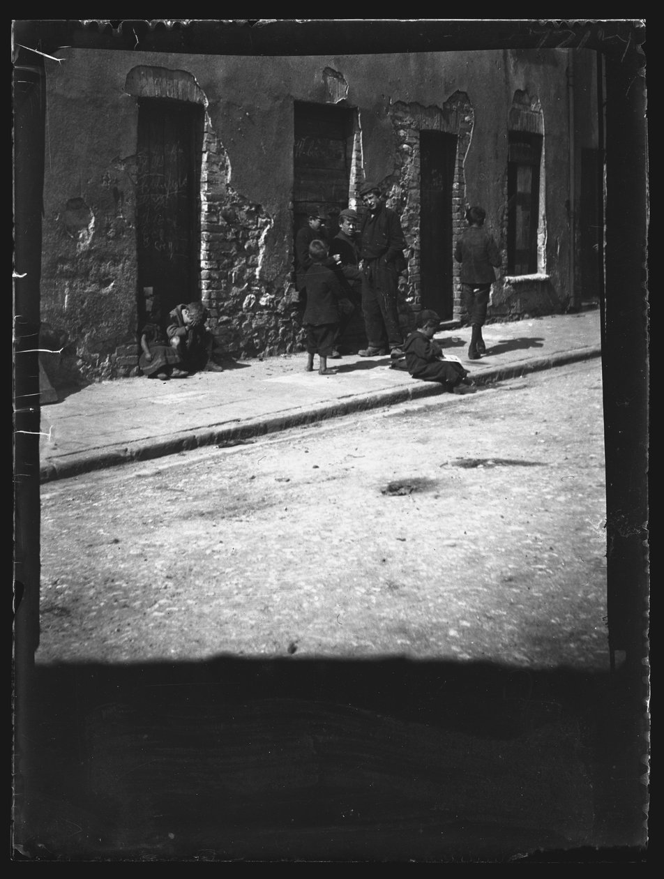 Halket Street, Cardiff, 1892. autorstwa William Booth