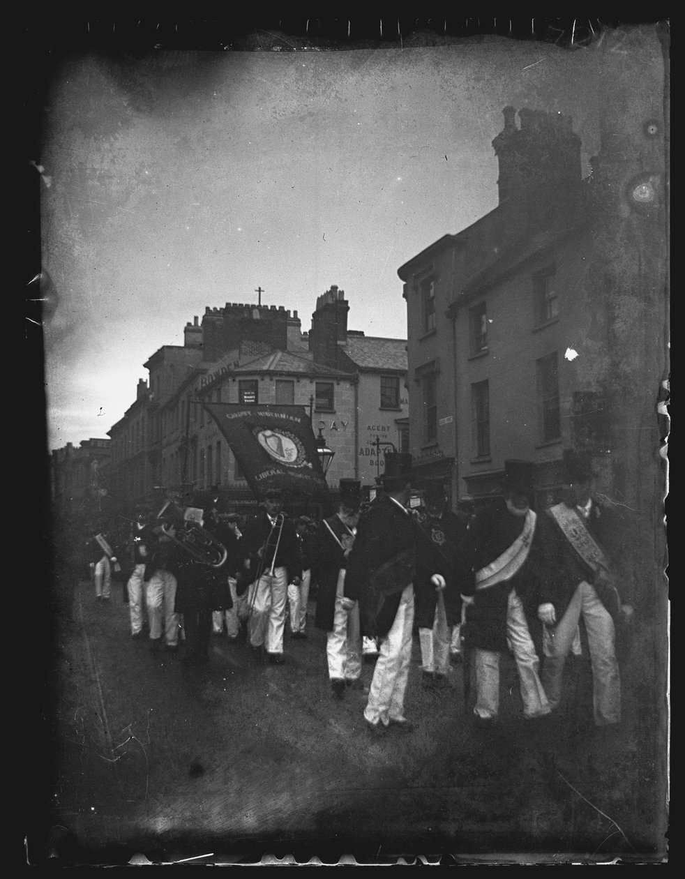 Procesja Towarzystwa Hibernijskiego, Cardiff, 1892. autorstwa William Booth