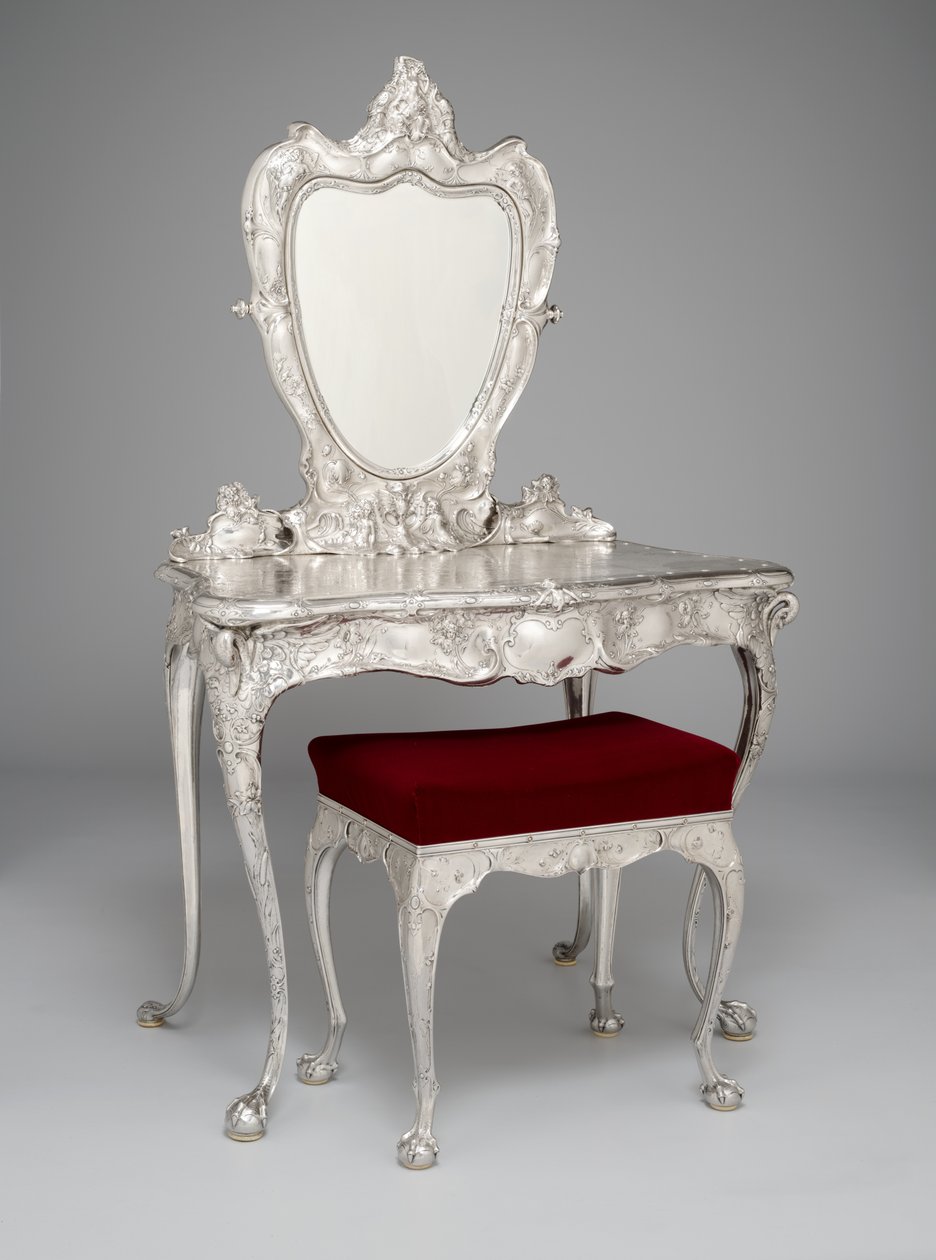 Toaletka i taboret Martelé firmy Gorham Manufacturing Company autorstwa William Christmas Codman