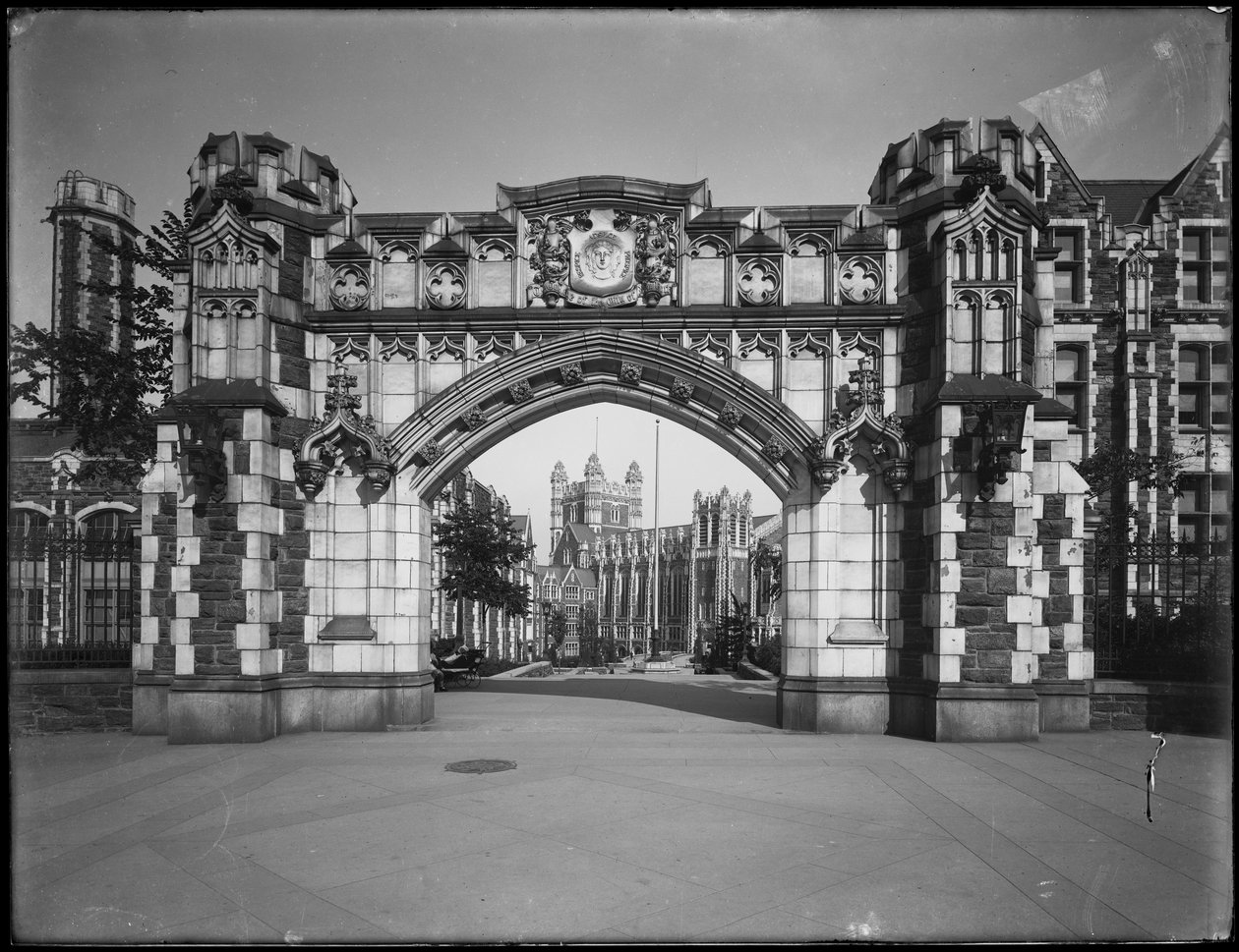 Brama Amsterdam Avenue kampusu City College of New York, Nowy Jork, 13 lipca 1914 r. autorstwa William Davis Hassler
