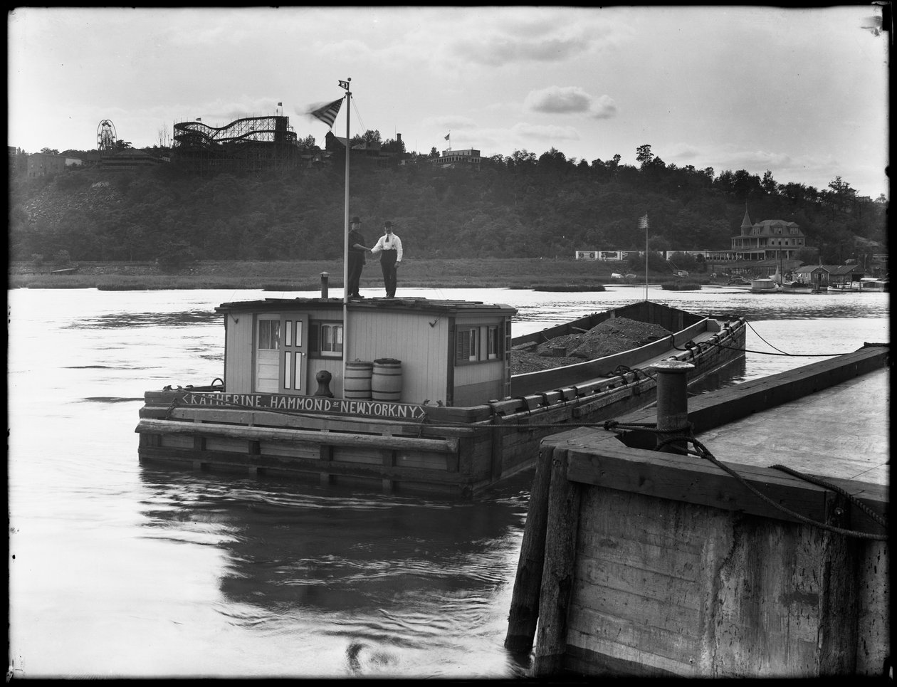 Barka „Katherine Hammond” przy 207. ulicy nad East River, Nowy Jork, 30 sierpnia 1914 autorstwa William Davis Hassler