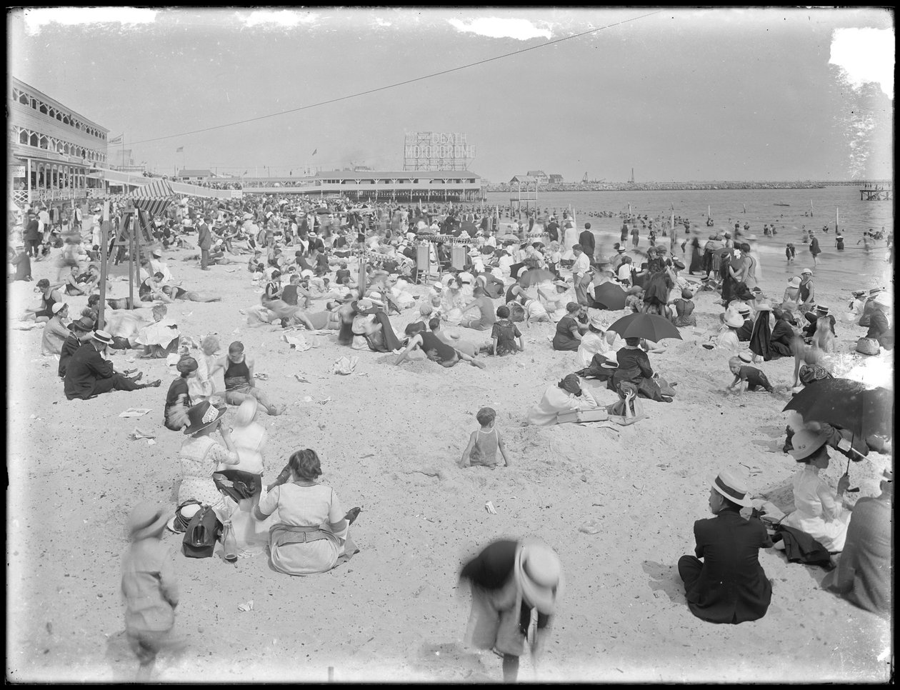 Kąpiący się na Brighton Beach, Brooklyn, 3 sierpnia 1912 r. autorstwa William Davis Hassler