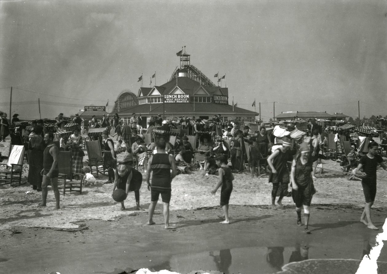 Scena na plaży, Coney Island, ok. 1910-21 autorstwa William Davis Hassler