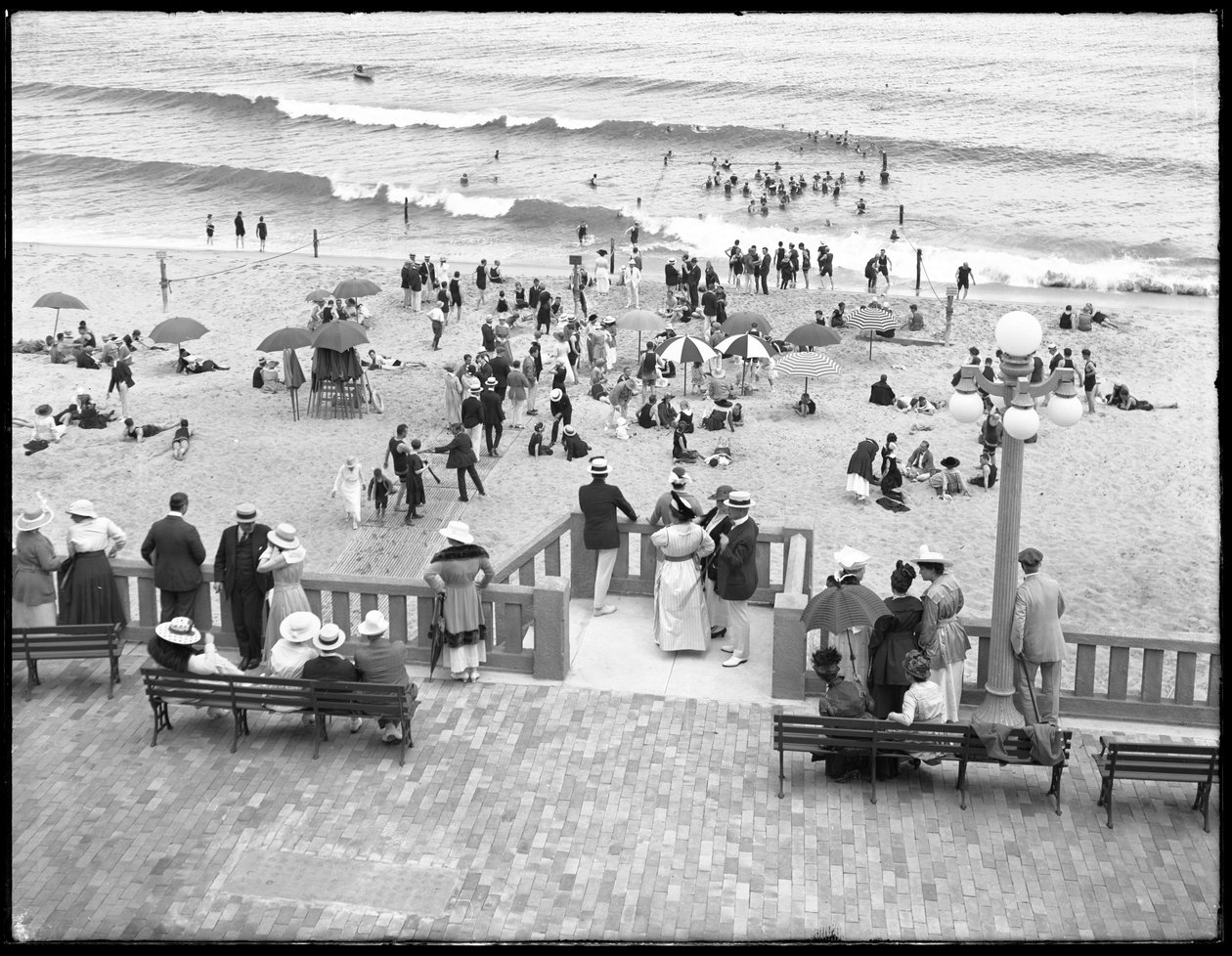 Plażowicze i kąpiący się, Deal, New Jersey, lipiec 1916 autorstwa William Davis Hassler