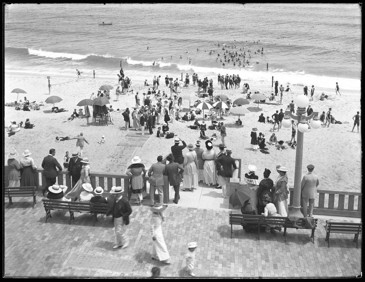 Plażowicze i kąpiący się, Deal, New Jersey, lipiec 1916 autorstwa William Davis Hassler