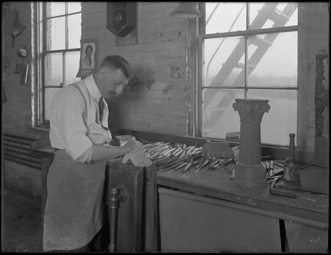 Carver pracujący nad ozdobami szkatuł, Oneida, Nowy Jork, 3 kwietnia 1916 autorstwa William Davis Hassler