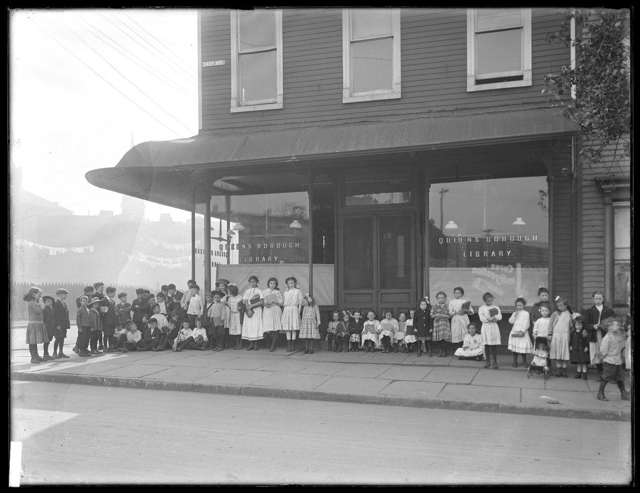 Dzieci pozują przed niezidentyfikowanym oddziałem Biblioteki Publicznej Queens Borough, Nowy Jork, ok. 1910 autorstwa William Davis Hassler
