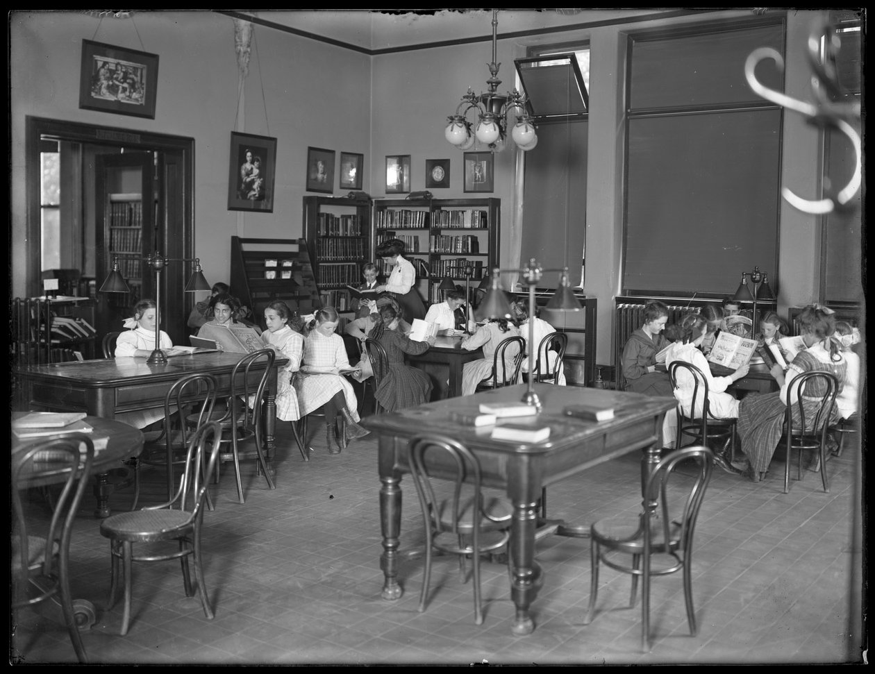 Dzieci czytające w czytelni niezidentyfikowanej filii biblioteki publicznej w dzielnicy Queens, ok. 1910 r. autorstwa William Davis Hassler