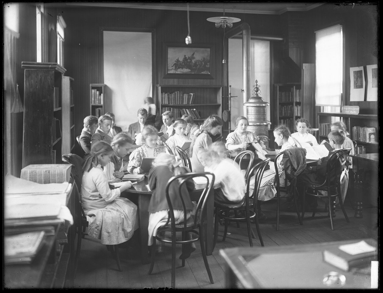 Dzieci czytające w czytelni niezidentyfikowanej filii Biblioteki Publicznej Queens Borough, ok. 1910 r. autorstwa William Davis Hassler