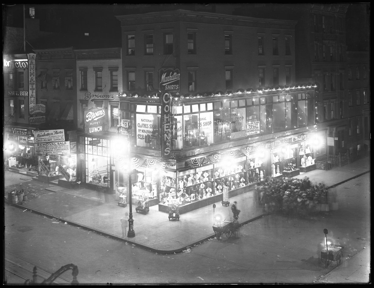 Sklep odzieżowy Cohena z podświetlanymi witrynami, Second Avenue i 7th Street, Nowy Jork, 16 września 1916 r. autorstwa William Davis Hassler