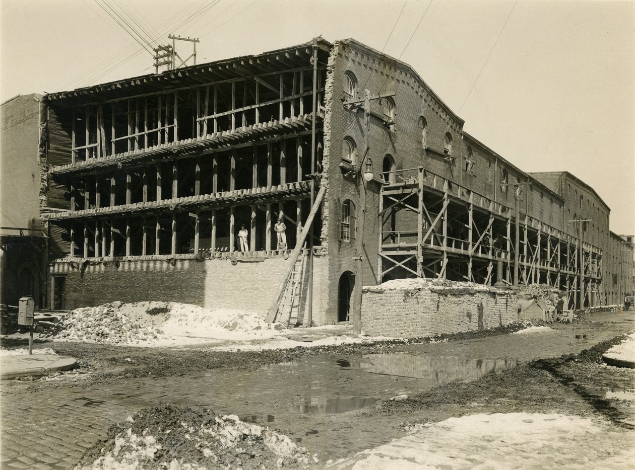 Plac budowy, dwóch mężczyzn stojących w otwartej części budynku magazynowego; Robbins und Ripley Engineers and Contractors, 23 marca 1916 r. autorstwa William Davis Hassler