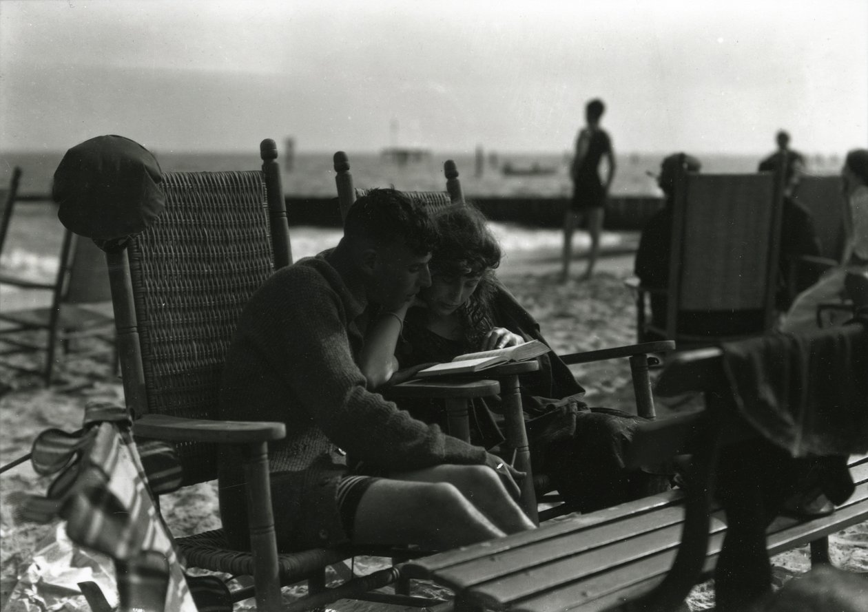 Czytanie dla par na plaży, Coney Island, ok. 1910-21 autorstwa William Davis Hassler