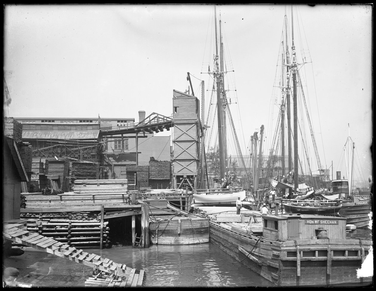 Doki i łodzie na niezidentyfikowanym nabrzeżu, prawdopodobnie Harlem River, Inwood, Nowy Jork, ok. 1910 r. autorstwa William Davis Hassler
