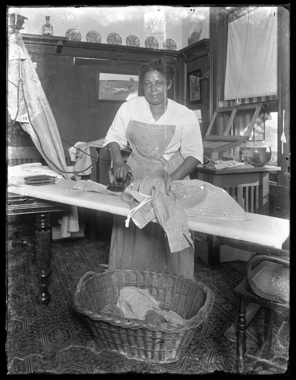 Emma prasuje w mieszkaniu Hasslera przy 150 Vermilyea Avenue, Nowy Jork, 3 lipca 1913 r. autorstwa William Davis Hassler