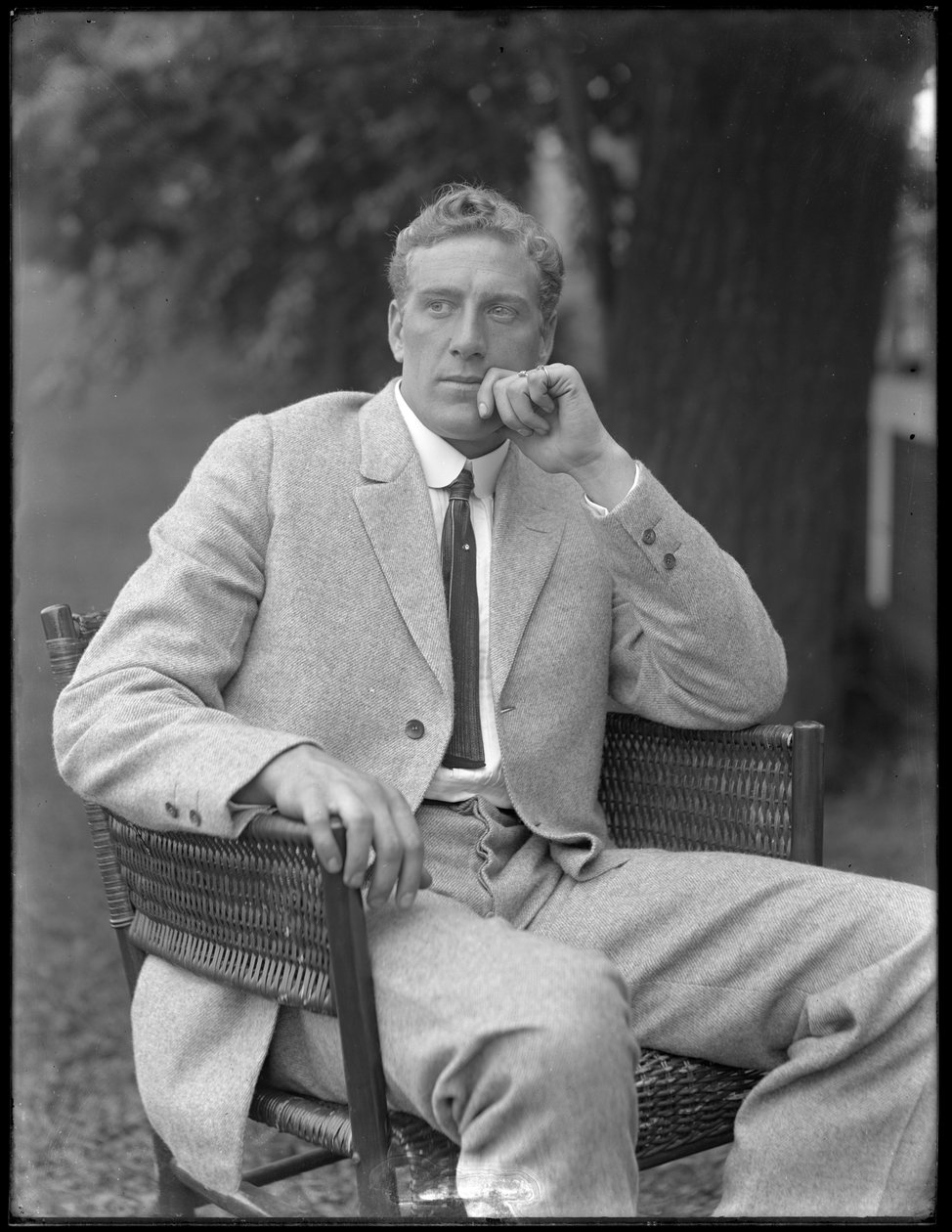 Angielski bokser William Thomas Wells (Bombardier Billy Wells), pozowany w tweedowym garniturze, ok. 1911 autorstwa William Davis Hassler