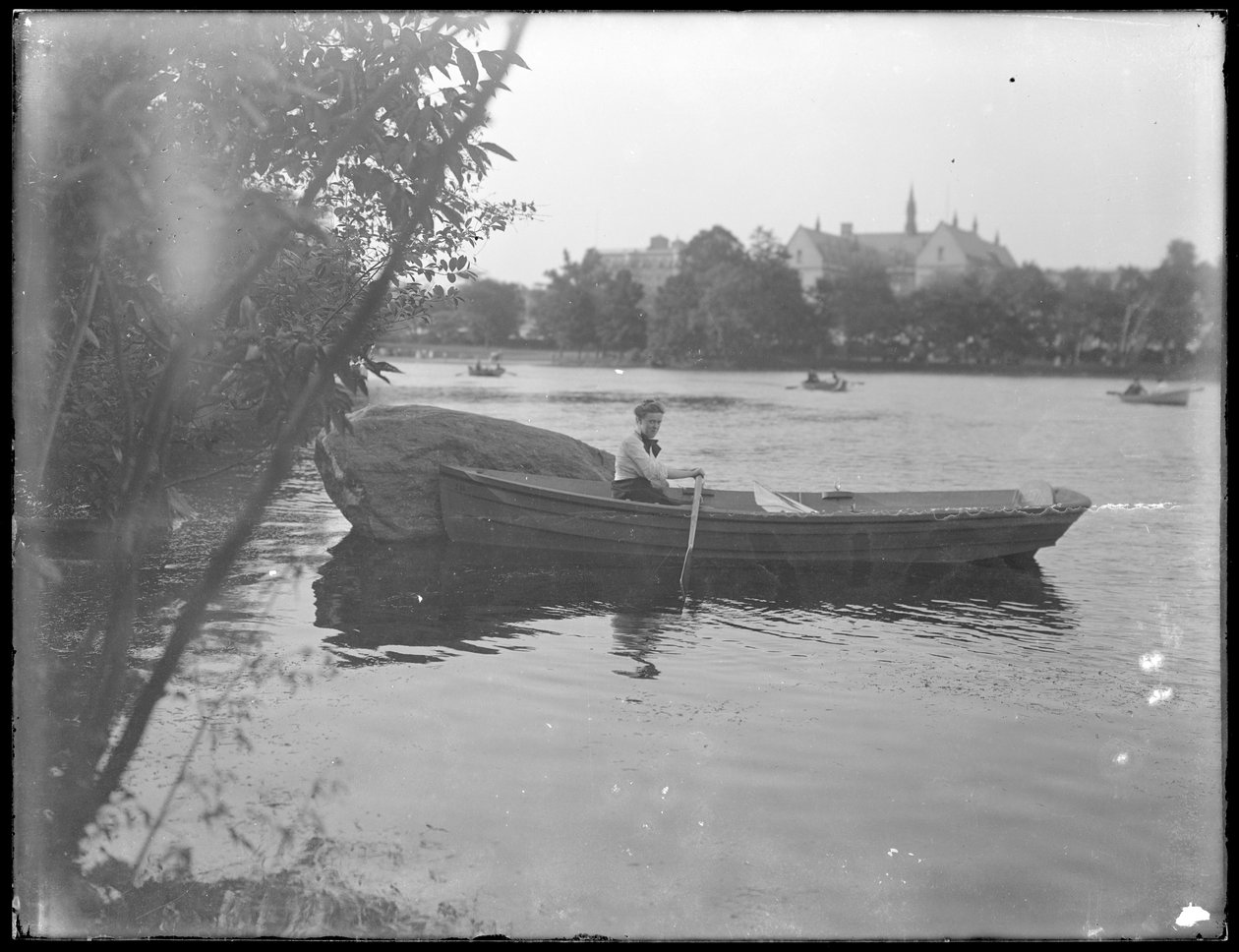 Ethel Grey Magaw Hassler w łodzi wiosłowej, Central Park, ok. 1912. autorstwa William Davis Hassler
