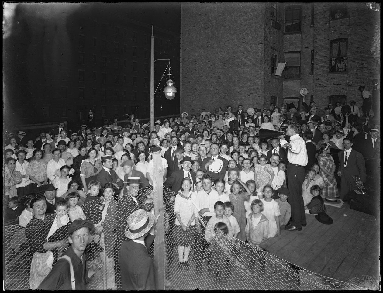 Spotkanie Towarzystwa Ewangelistycznego, East 79th Street i Avenue A, Nowy Jork, 24 lipca 1914 r autorstwa William Davis Hassler