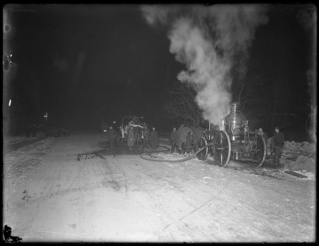 Wozy strażackie (ciągnione przez konie) na polnej drodze nocą, Inwood Hill, 1914 autorstwa William Davis Hassler