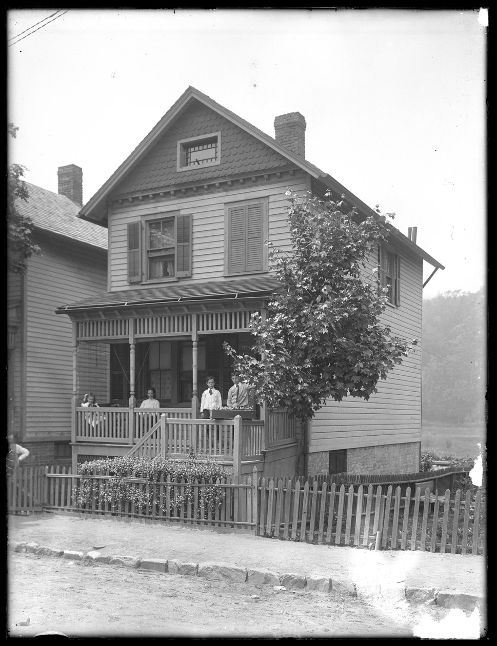 Czworo dzieci pozuje na werandzie domu nad rzeką lub jeziorem, Inwood, Nowy Jork, ok. 1910. autorstwa William Davis Hassler