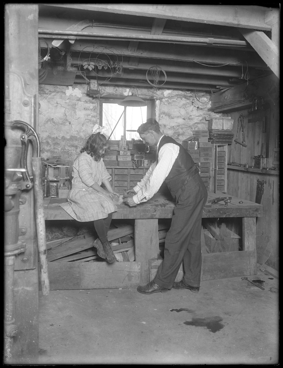 Frank P. Hassler i Mary Hassler w piwnicy, Glen Ellyn, ok. 1912 autorstwa William Davis Hassler