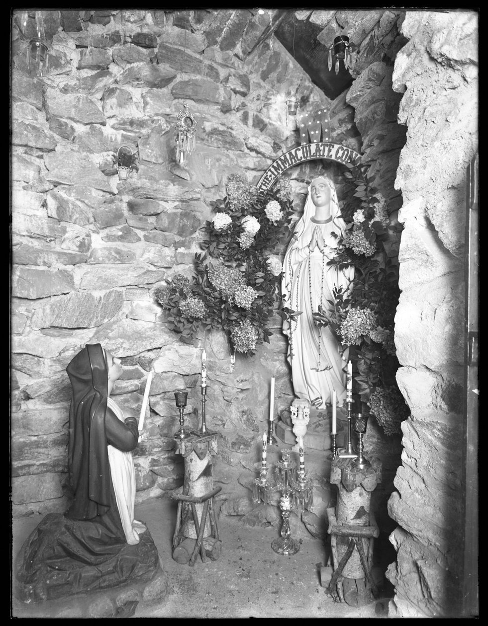 Grota z sanktuarium Marii Panny, szpital Seton, Spuyten Duyvil, Bronx, 2 listopada 1914 autorstwa William Davis Hassler