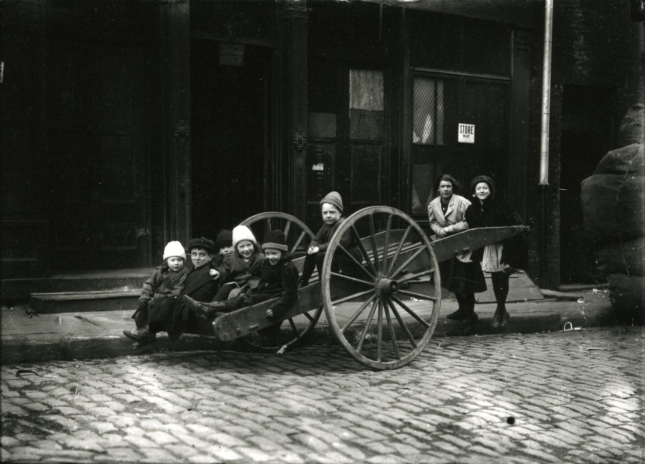 Grupa dzieci w wózku, z dziewczyną i kobietą stojącymi z tyłu, ok. 1910-21 autorstwa William Davis Hassler