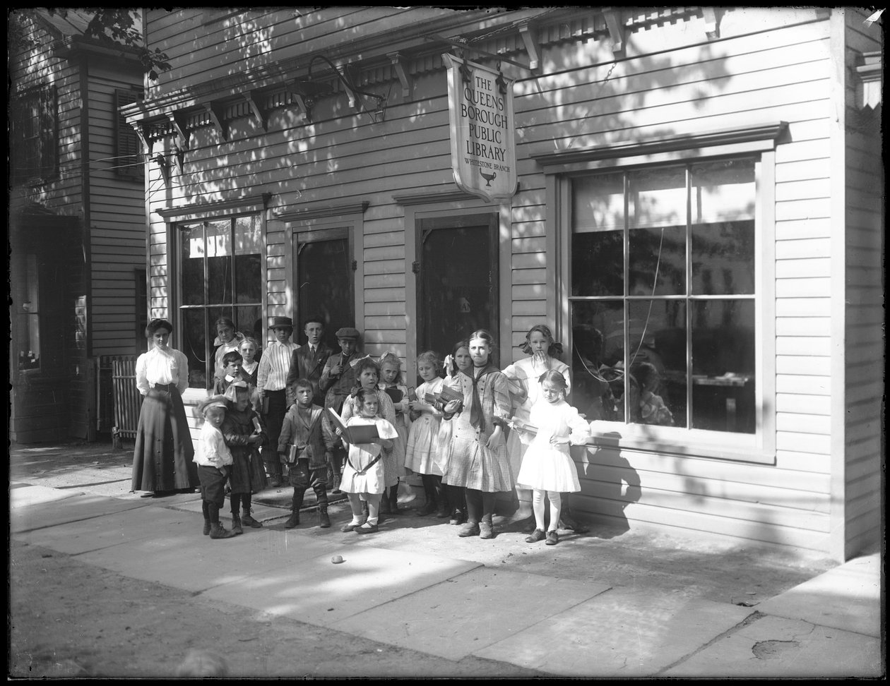 Grupa dzieci pozujących przed oddziałem Whitestone w Bibliotece Publicznej Queens Borough, ok. 1912 r autorstwa William Davis Hassler