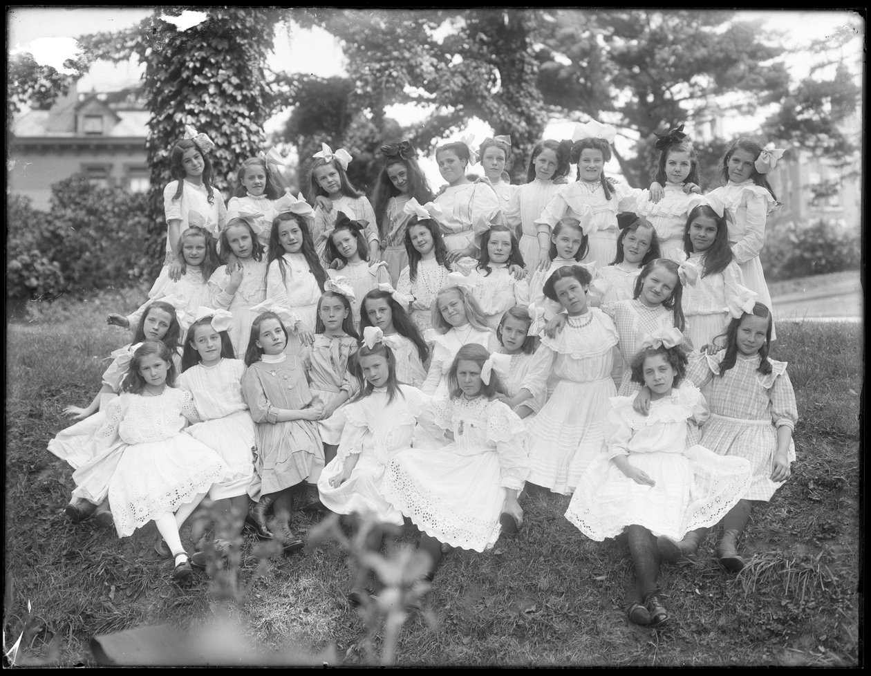 Portret grupowy niezidentyfikowanych małych dziewczynek, prawdopodobnie w Roman Catholic Orphan Asylum, Kingsbridge, Bronx, ok. 1910 autorstwa William Davis Hassler