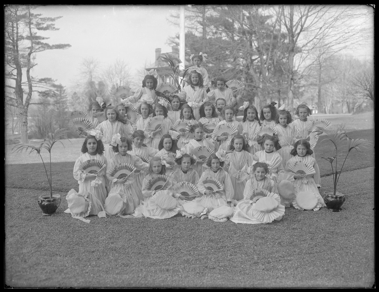 Grupowy portret niezidentyfikowanych małych dziewczynek, prawdopodobnie rzymskokatolicki azyl dla sierot, Kingsbridge, Bronx, ok. 1911 autorstwa William Davis Hassler